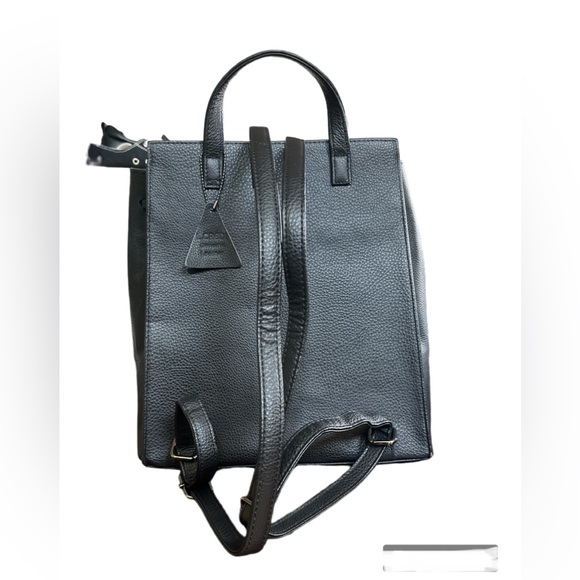 Like New : L Credi Leather Backpack- - Picture 3 of 8
